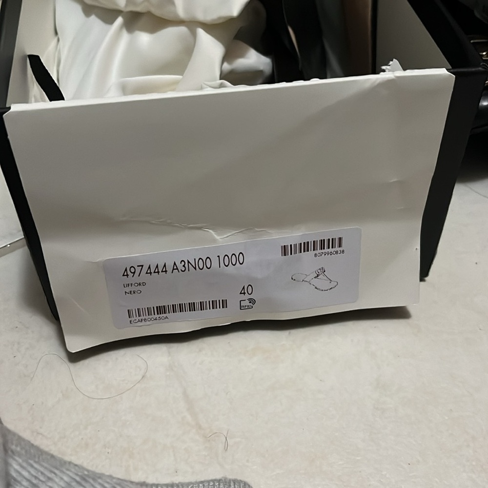Gucci Black Sandals with Gold Logo - Picture 5 of 10